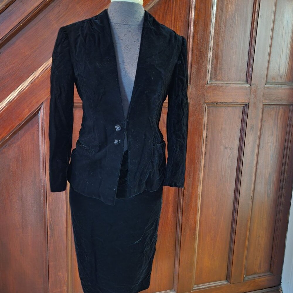Ralph Lauren Black Velvet Blazer and Skirt Set. Fits more like a size 2-4